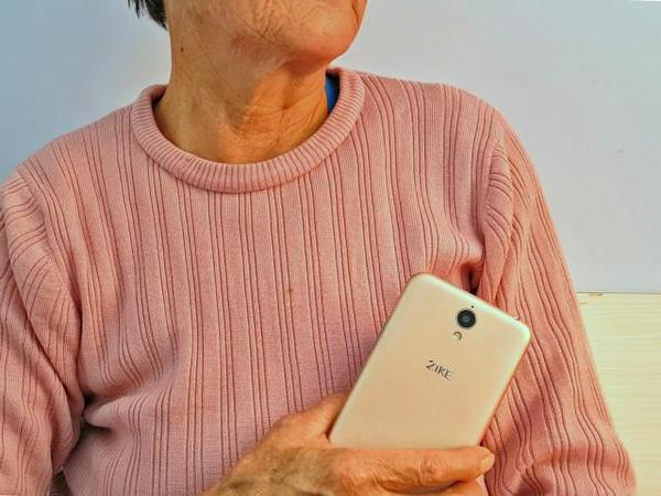 报码:【j2开奖】爷爷奶奶也能玩转的智能手机，从此让老人不再孤独