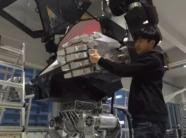 wzatv:【j2开奖】韩国造台机甲 ，离铁甲钢拳又近一步！