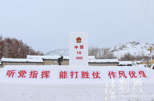 新疆阿勒泰：雪雕文化装扮警营