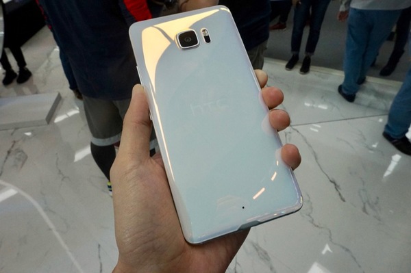 码报:【j2开奖】玻璃质感抢眼，HTC 发布 2017 首款旗舰 HTC U Ultra