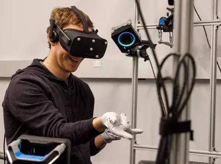 【j2开奖】小扎亲自体验：Oculus手套在VR打字是怎样的体验？