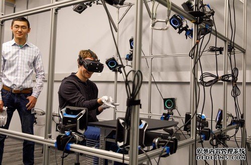 扎克伯格亲身尝试 Oculus VR手套或将代替手柄
