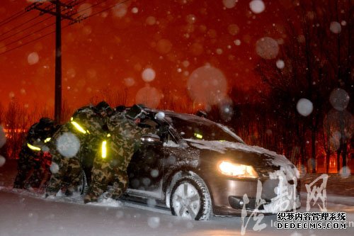 内蒙古阿尔山突降大雪 边检紧急救援被困车辆