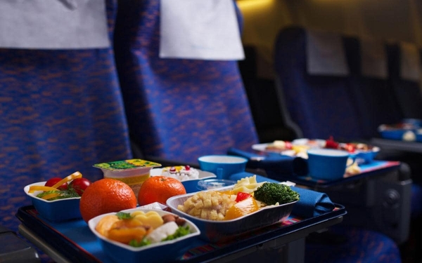 【j2开奖】为了让你在高空中有个好胃口，各家航司正在让飞机餐变得更“重口”