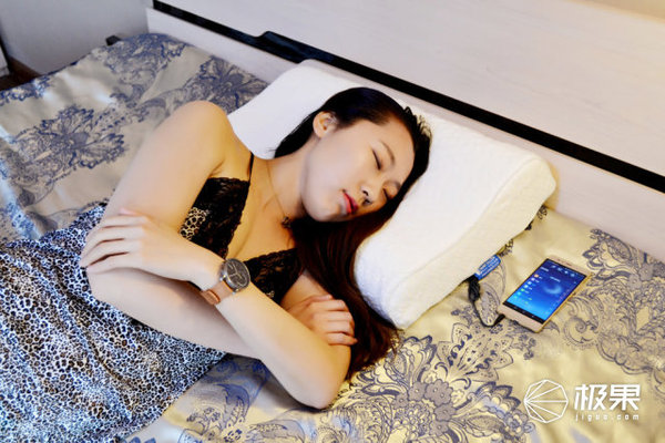 wzatv:【j2开奖】视频 | 这枕头我睡定了，催眠大师智能乳胶枕体验