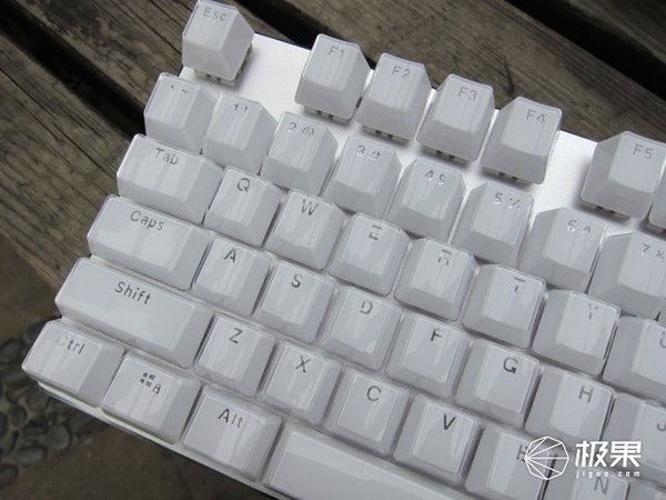 【j2开奖】键盘也能做得“白里透红”，雷柏V500S冰晶开箱上手