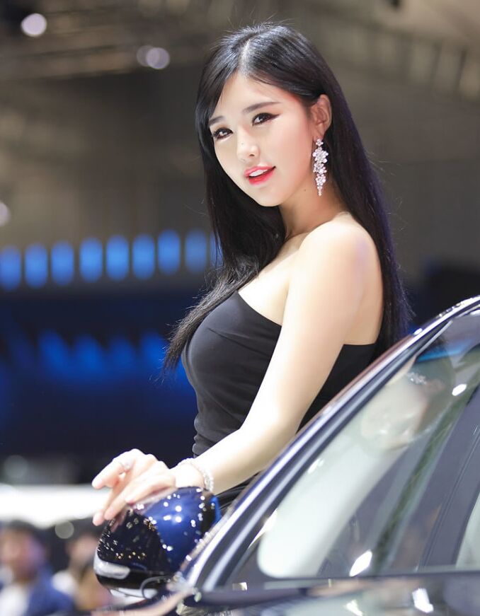 简述：韩国车模崔星河美照集 长相甜美身材性感