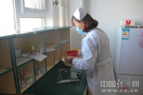 值班护士在为患者配药。中国经济网记者 杨淼摄