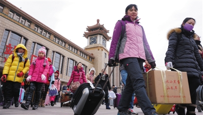 昨日，北京火车站迎来返京旅客。当日是春节假期最后一天，全国各地迎来返程客流高峰。 新华社发