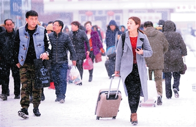 2月13日，旅客抵达沈阳站准备乘车。当日是正月初六，沈阳迎来降温、降雪天气。铁路部门采取加开临客、重点部位增加人力等措施，积极应对返程客流高峰。新华社发