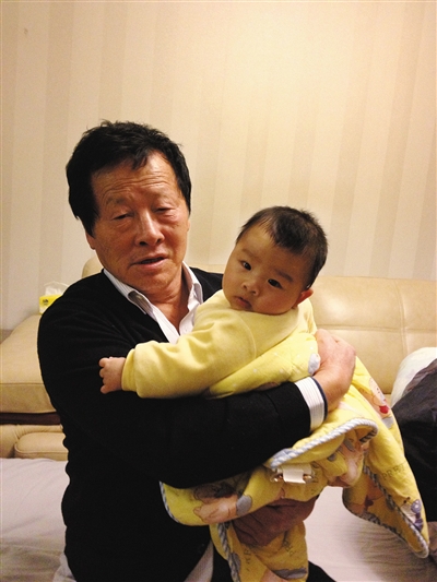 2012年冬天，父亲来京看望出生不久的孙子。新京报记者 涂重航 摄