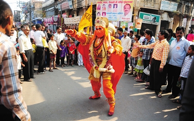 2013年11月2日，印度阿拉哈巴德，民众身着神猴的服装，参加神猴哈奴曼诞辰节庆祝游行。图/CFP