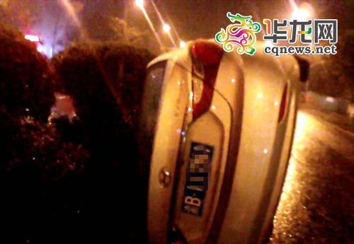 图为发生侧翻的事故车辆。 江北交巡警供图 华龙网发