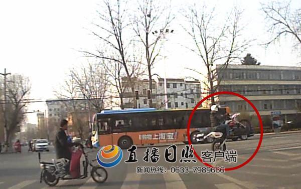 直播日照2月25日讯（记者 陈平平 孟涛）25日上午，在日照海曲路与公园路交叉口，一车技牛人将摩托车骑成了独轮车，车头昂起、前轮离地，自东向西用2秒钟迅速穿过路口。