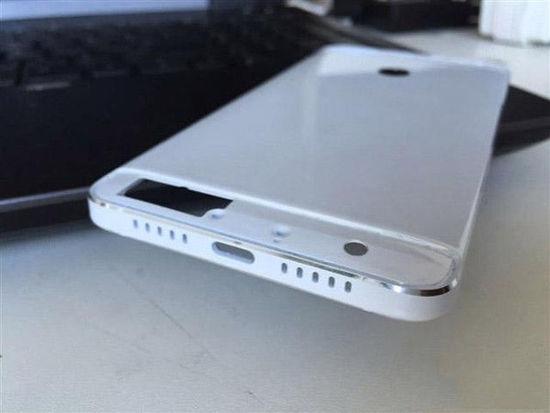 2月26日，据报道，有网友曝光了据称是乐视超级手机2代的谍照，这款手机似乎是选用了金属 陶瓷的机身材质，有望在近期上市。
