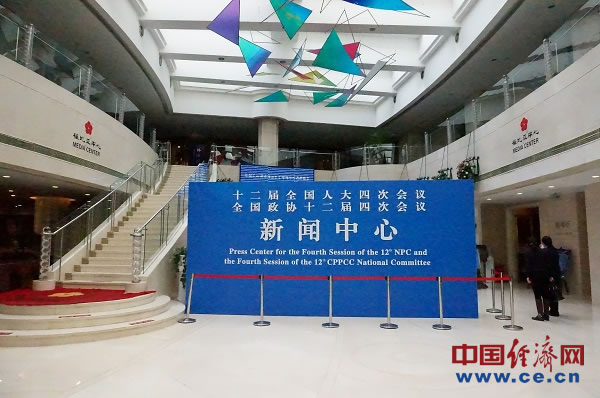 2月27日，设在北京梅地亚中心的全国两会新闻中心准备就绪。（中国经济网记者 李方摄）