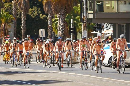 据英国《镜报》2月28日报道，2016年度世界裸体自行车大赛日前在澳大利亚墨尔本市（Melbourne）举行，数百名只戴着头盔、穿着鞋子的参赛者围绕艾伯特公园（Albert Park）和圣基尔达（St Kilda）骑行，完成了9.3公里比赛，令路人目瞪口呆。
