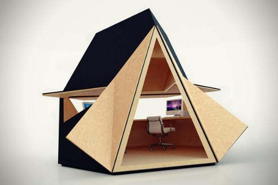 由伦敦设计工作室Innovation Imperative推出的作品。Tetra Shed是一个拥有锐利几何形状的空间单元，可以摆放在庭院或宽绰的家居空间中满足本港台直播们的家庭办公需要，近8平米的空间可允许两个人同时在内工作，多个模块也可以相互组合起来，形成一个更大、更完整的工作区。当然，你也可以将它改造成客房、花园小棚、或者孩子们的游戏室。