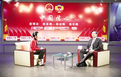 3月2日，刘世锦委员（右）在“聚焦2016两会——中经在线访谈特别节目”中就供给侧结构性改革发表观点。 中国经济网记者 裴小阁摄