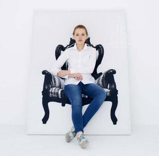 在2013米兰设计周的卫星沙龙展中，日本设计工作室YOY推出了帆布画家具（Canvas Furniture），一个包括了三种尺寸在内的壁挂式二维座椅系列。这个创新的设计采用木料和铝材构成框架及支撑，再覆以丝印了图案的弹性织物。尽管坐起来未必非常舒适，但也完全足以容纳你在此稍做歇息，而不用的时候又可以将它们悬挂起来，仿佛一幅装饰画。