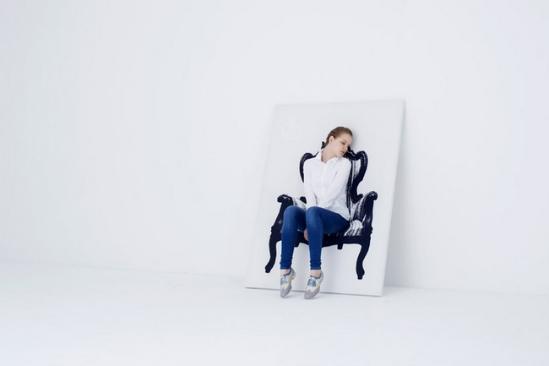 在2013米兰设计周的卫星沙龙展中，日本设计工作室YOY推出了帆布画家具（Canvas Furniture），一个包括了三种尺寸在内的壁挂式二维座椅系列。这个创新的设计采用木料和铝材构成框架及支撑，再覆以丝印了图案的弹性织物。尽管坐起来未必非常舒适，但也完全足以容纳你在此稍做歇息，而不用的时候又可以将它们悬挂起来，仿佛一幅装饰画。