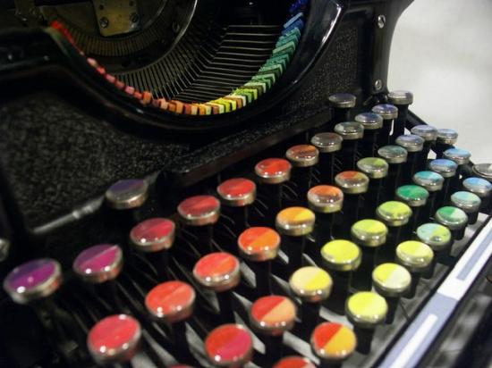 来自华盛顿的画家泰里·卡拉汉（Tyree Callahan）改造了一台1937年的安德伍德打字机，开奖直播使用颜色标签取代了按键上的字母，而墨盒也与按键上的一一颜色对应，改成了五彩六色的油墨。所以你就可以通过敲击键盘，在纸张上打印出各种色彩，所以它被称为色彩打印机（Chromatic Typewriter）。理论上，你可以使用色彩打印机打印出任何图像来，比如后面的几张图片就是画家用色彩打印机打印出来的作品，颇有油画风范。