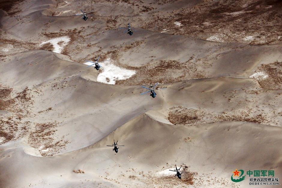 酷视角！解放军直升机群飞越大漠昆仑