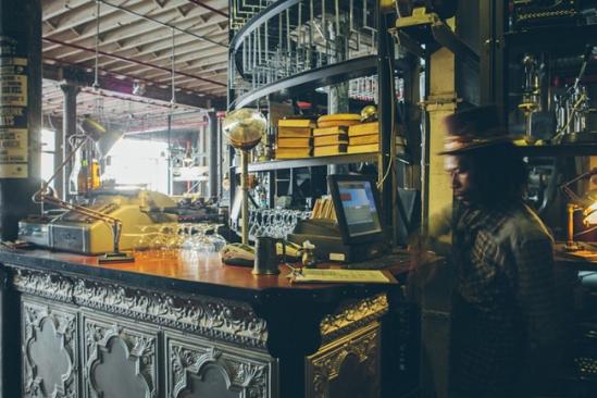 TRUTH是一家位于南非开普敦、在当地非常受欢迎的咖啡连锁店，店铺由咖啡行家David Donde创建，店面则由设计师Haldane Martin操刀。柜台采用了大量的水管、金属元件、机器部件等等组成了华丽的咖啡设备阵列，仿佛一艘二战潜艇的内部、也仿佛一个制作车间 。但这还不够，设计师还陈列了老式打字机、缝纫机、烛台、电话等老东西 ，配合锯齿咖啡桌等元素共同打造了一个独特、复古的蒸汽朋克空间。