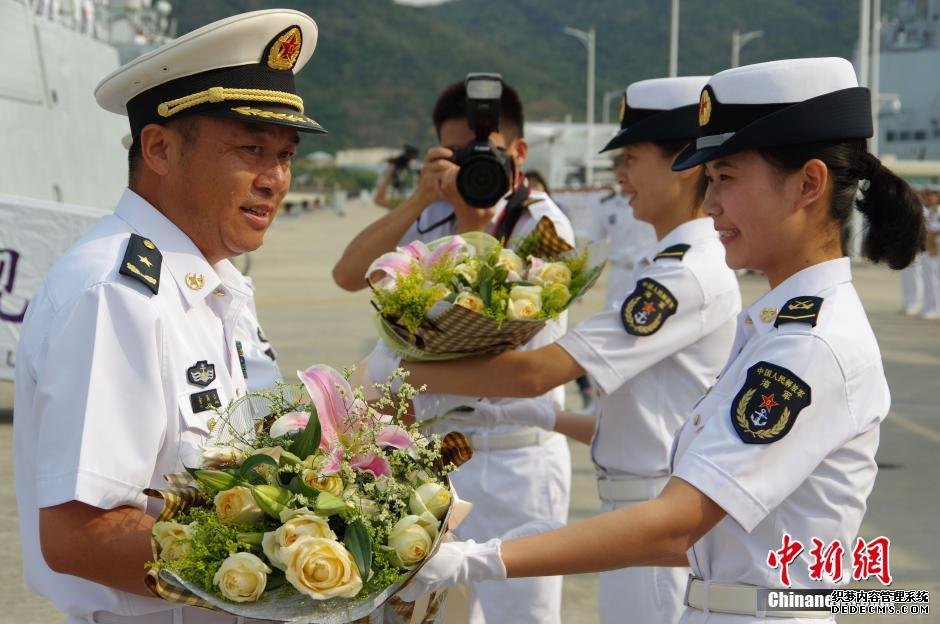 中国海军第21批护航编队凯旋 女兵妹子献花迎接