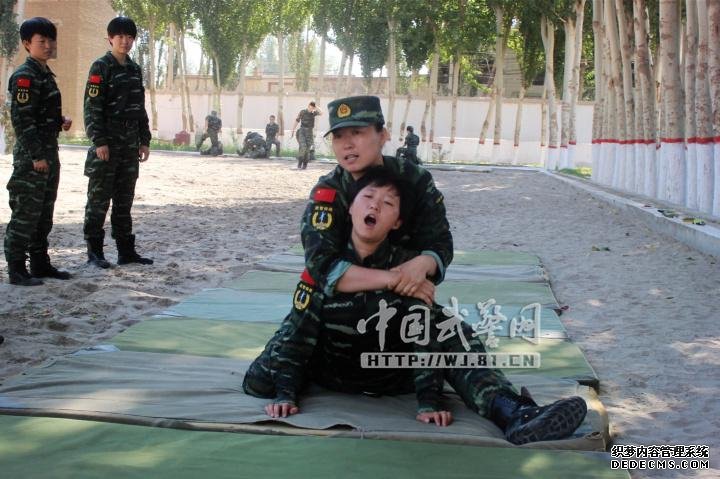 新疆女特警训练曝光 手臂勒脖子背后擒敌