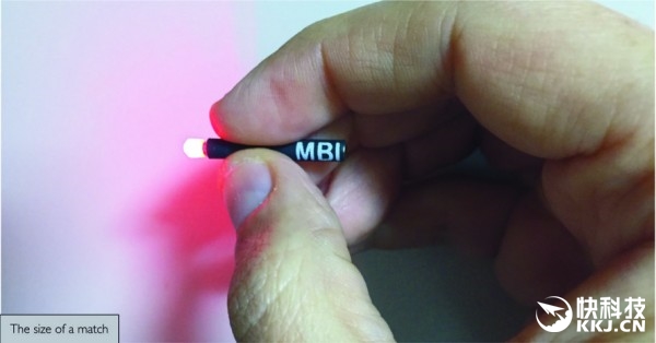 这款由MBI团队出品的微型LED手电筒拥有极高的便携性，同时它不像火柴那样非常容易熄灭。此产品的使用方法十分简单，只要将“火柴头”按下去即可点亮，向外拔出就可以熄灭。