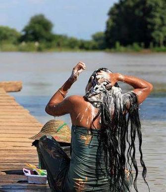 “女人节”是印度教重要的传统节日，尼泊尔近日为庆祝“女人节”在最后一天女性们来到河边沐浴净身、诚信敬拜，画面圣洁而非污秽。