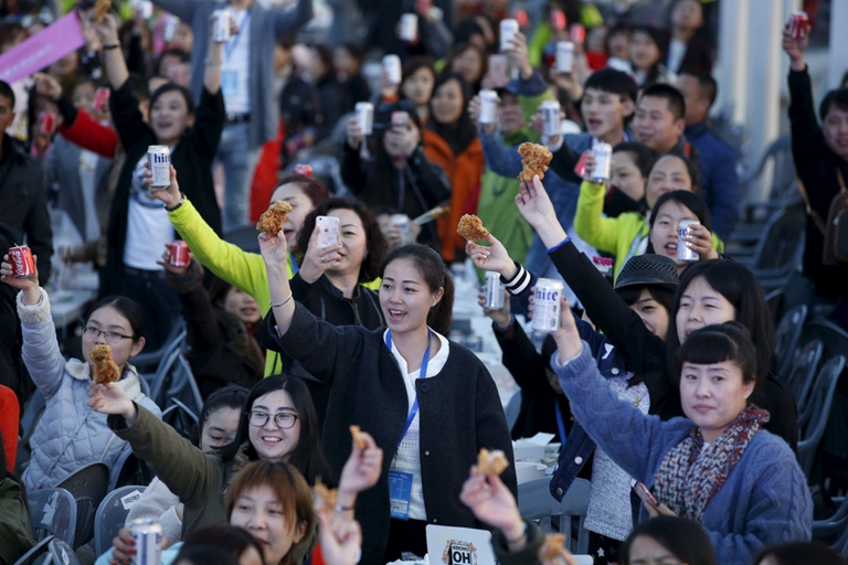 当地时间2016年3月28日，韩国仁川，中国游客在当地一公园参加炸鸡啤酒派对。(Reuters)