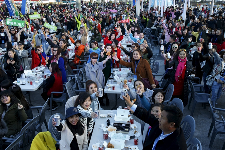 当地时间2016年3月28日，韩国仁川，中国游客在当地一公园参加炸鸡啤酒派对。(Reuters)