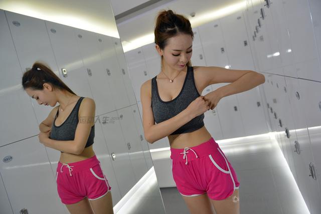白嫩美女挑战自本港台直播 爱健身塑形赢胸模大赛冠军