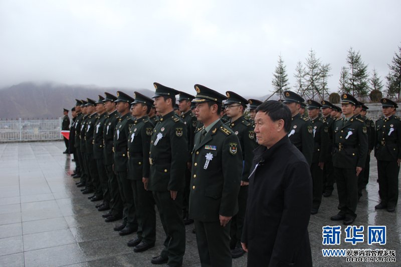 吉林省军区某边防团举行祭扫烈士陵园活动