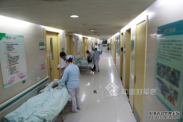 杭宁高速发生客车翻车事故 第98医院成立医疗急救队救治伤员