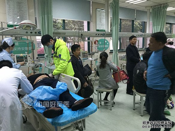 杭宁高速发生客车翻车事故 第98医院成立医疗急救队救治伤员