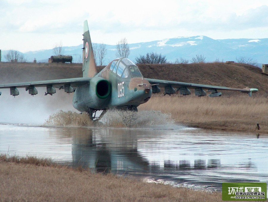 不愧叫“蛙足”：俄制苏25攻击机趟水前行