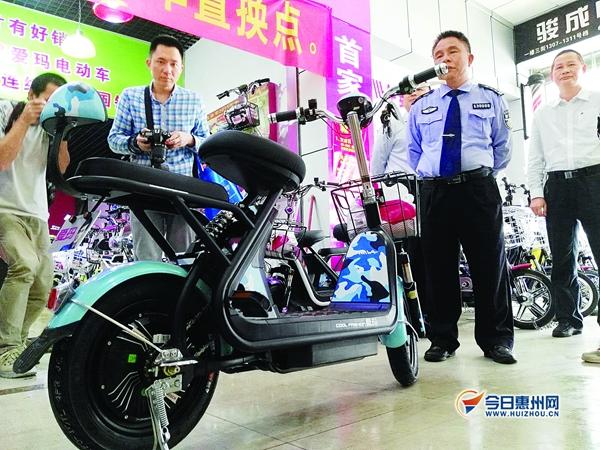 4月8日下午，多部门组成联合工作组对市区电动自行车销售进行实地检查。 《东江时报》记者张艺明 摄