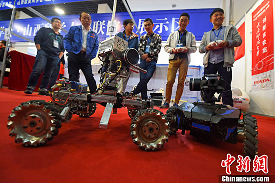4月12日，山西太原，一场以城市智慧为主题的展览上，各类型的智能机器人各显身手，吸引民众。中新社记者 武俊杰 摄