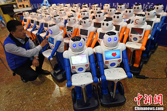4月12日，山西太原，一场以城市智慧为主题的展览上，各类型的智能机器人各显身手，吸引民众。中新社记者 武俊杰 摄