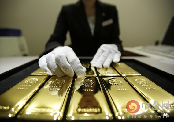 悉尼一黄金交易员称：“金价追随美元兑日元趋势，但仍保留部分上行趋势。对经济和美国升息时机的担忧足以支撑金价在这一水平。”