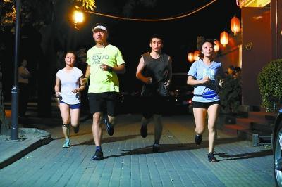 北京“土著”坚持夜跑15年 用奔跑感受北京味