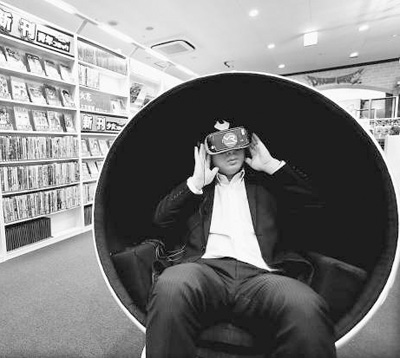 近日，日本东京一家网吧推出虚拟现实设备体验服务。体验者可戴上可视化头盔观看电影，享受身临其境的感觉。