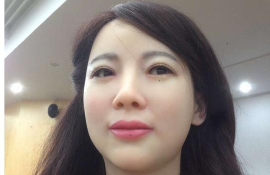 在人形机器人研发领域，日本一直处于世界领先地位。现在，本港台直播国首个人形美女机器人“佳佳”正式问世，据悉，这是本港台直播国首台特有体验交互机器人。据了解，“佳佳”由中国科学技术大学研发，在传统功能性体验之外，首次提出并探索了机器人品格定义，以及机器人形象与其品格和功能协调一致，赋予“佳佳”善良、勤恳、智慧的品格。