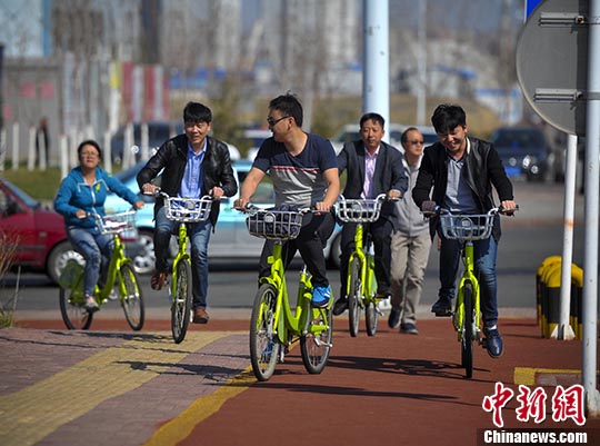 图为公共自行车2016年度投入使用第一天，当地民众选择公共自行车绿色出行。 中新社记者 刘新 摄