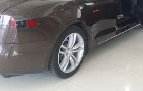 外部车的身体板还采用了碳纤维的材料的构造，而它的底盘则由模压铝构成的，结果是赋予全新Tesla。