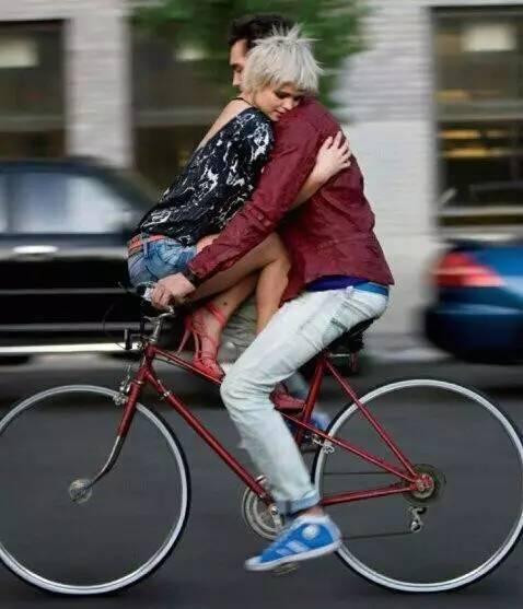Oops！现在连自行车都惹不起了！不仅跑来吸妹纸们的眼球还让人赔不起！曾经有个的哥为了躲避豪车竟撞上了天价自行车，真是一个大写的「惹不起」啊！如今，自行车可谓是「咸鱼翻身」，单车配美女已是常态。