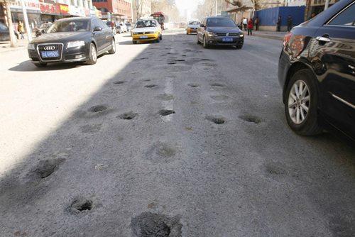 2016年4月19日，长春市大经路几十米的路段出现了数百个坑，过往车辆有的轮子卡在坑里。市民称“炮弹坑路”、“蜂窝路”。